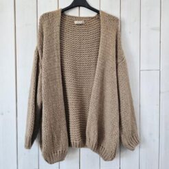 Stickad cardigan-Gosig-Camel