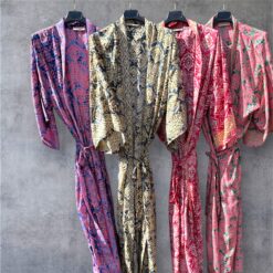 Kimono - 4 i bild från vänster