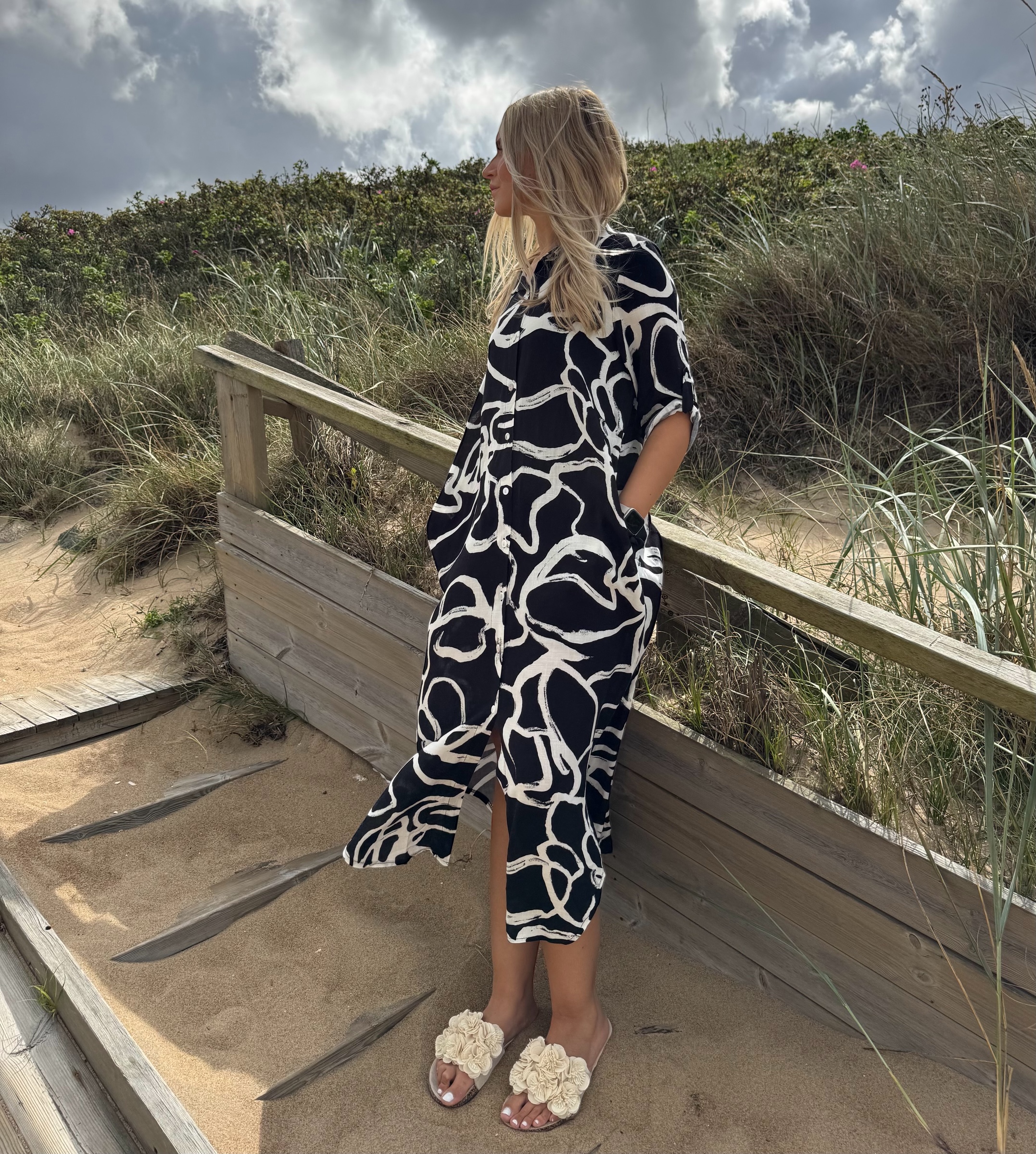 Marena dress-vit med svart botten