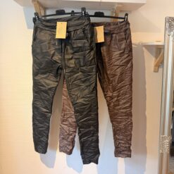 Dominik – Byxor med läder feeling – bruna