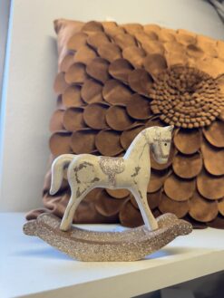 Liten trähäst- ca 15 cm